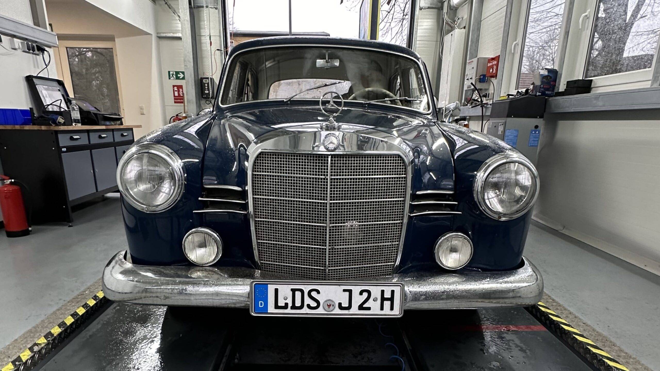 Klassischer blauer Mercedes-Benz Oldtimer mit H-Kennzeichen - Beispiel für Wertgutachten-Fahrzeug
