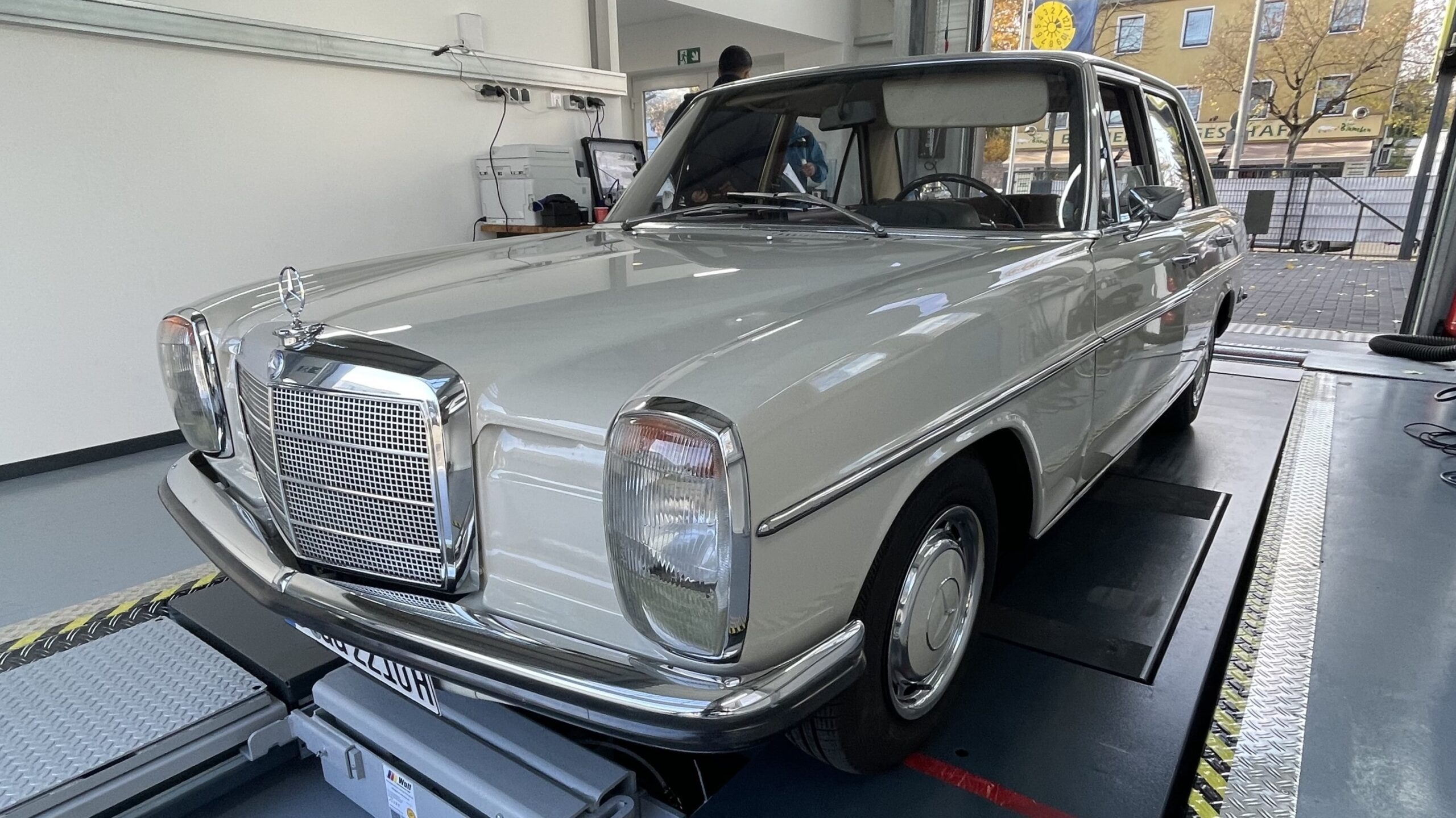Klassischer grauer Mercedes-Benz Oldtimer auf professioneller Hebebühne für Wertgutachten-Erstellung