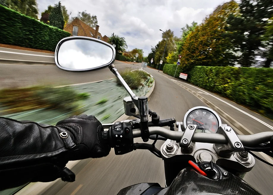 Motorradfahrer-Perspektive während der Fahrt - Freiheitsgefühl und Dynamik auf zwei Rädern