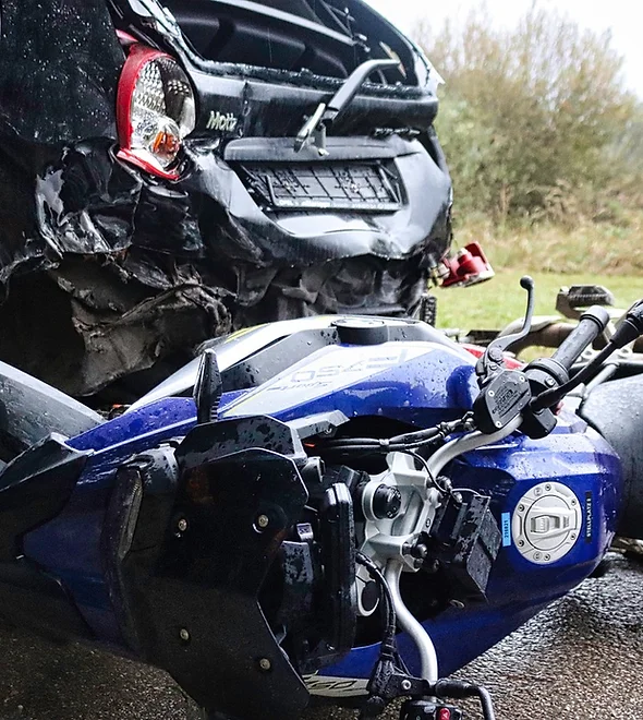 Schwer beschädigtes blaues Motorrad nach Verkehrsunfall - Beispiel für Motorrad-Unfallschäden